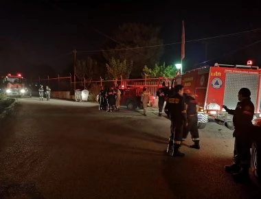 Στα «κόκκινα» ντύθηκε το Κρυονέρι μετά από έκρηξη σε πυλώνα της ΔΕΗ